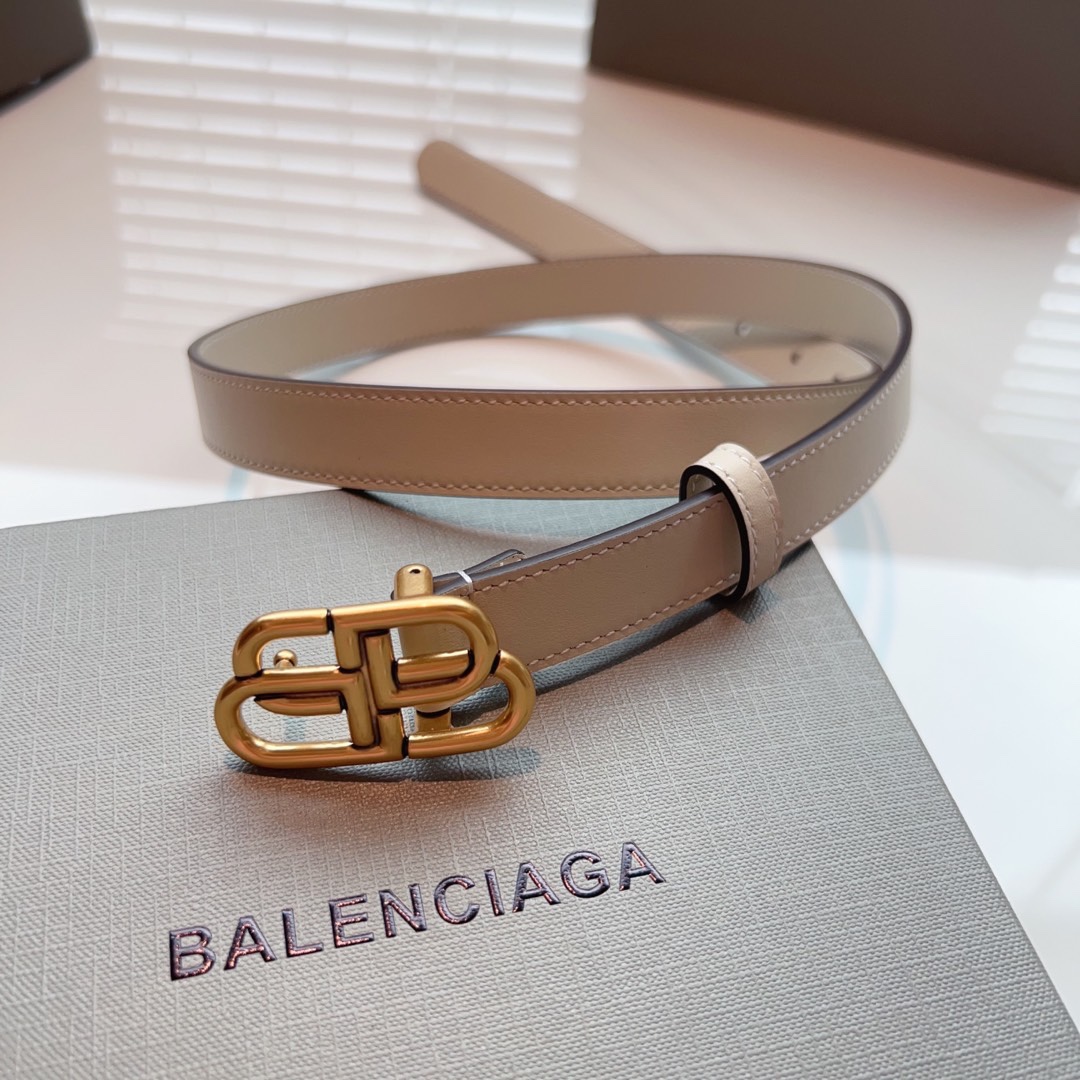 Balenciaga名款平纹腰带！！腰带头是纯铜表面是鎏金的工艺不会是闪烁的金光应该说是雅致的纯铜扣扣头