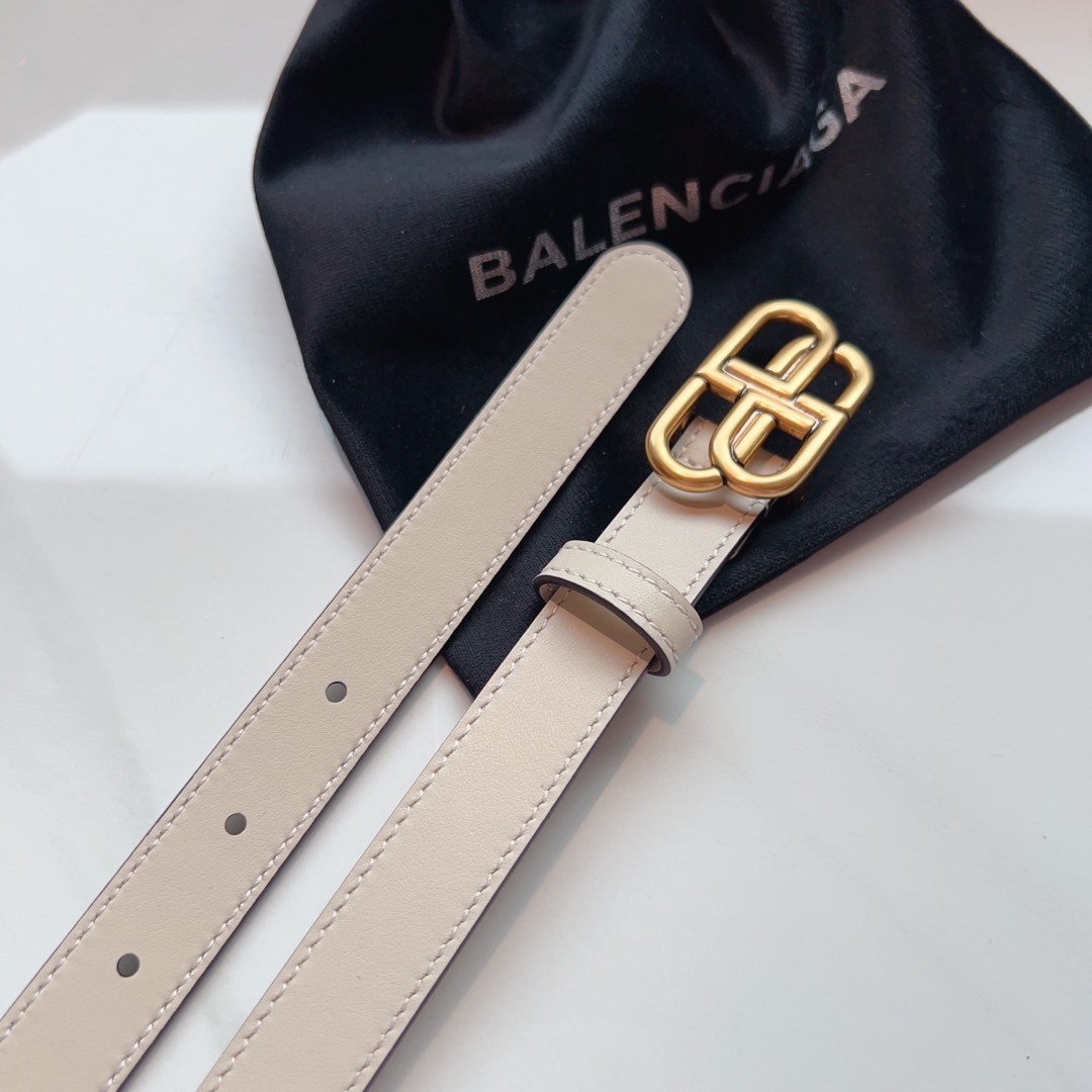 Balenciaga名款平纹腰带！！腰带头是纯铜表面是鎏金的工艺不会是闪烁的金光应该说是雅致的纯铜扣扣头