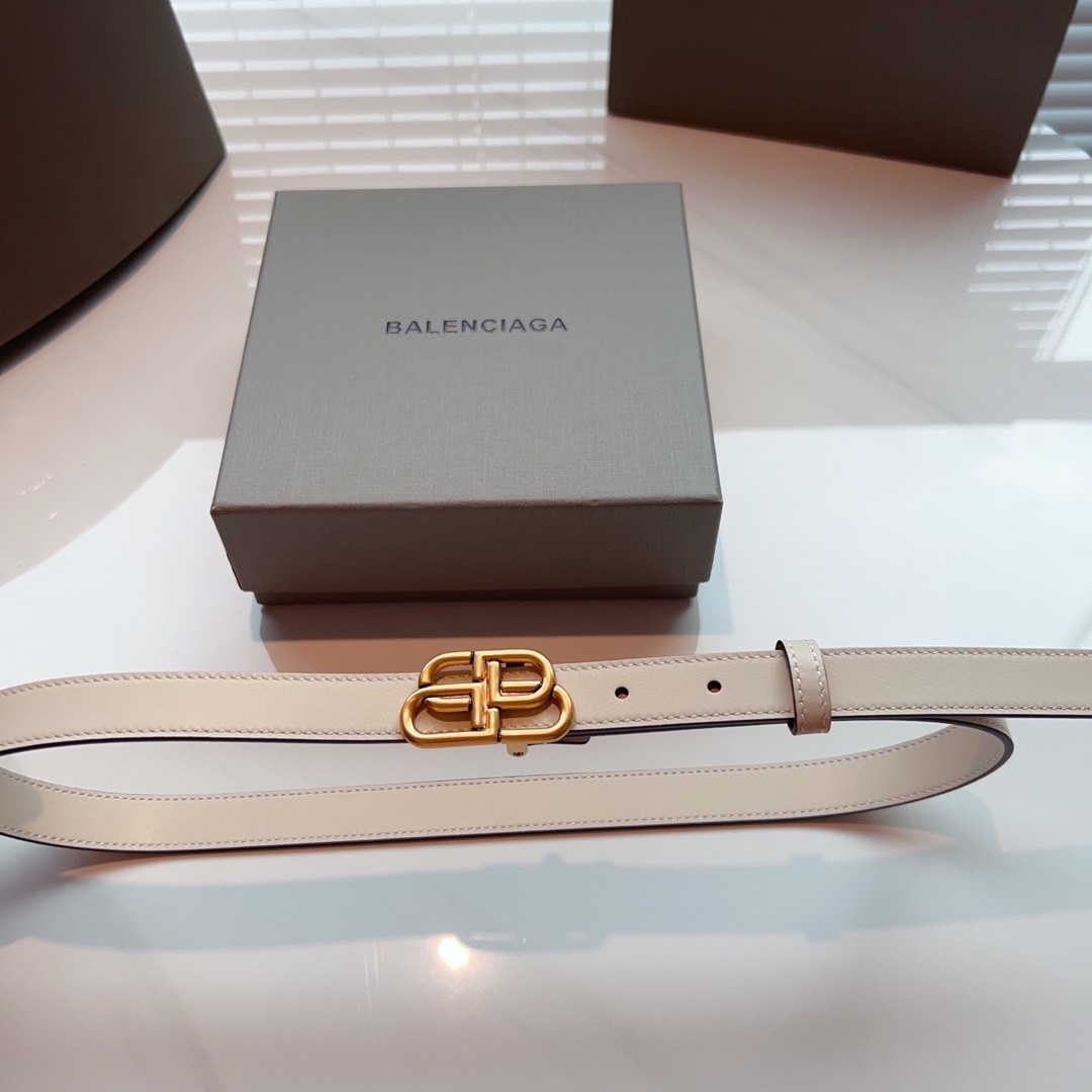 Balenciaga名款平纹腰带！！腰带头是纯铜表面是鎏金的工艺不会是闪烁的金光应该说是雅致的纯铜扣扣头