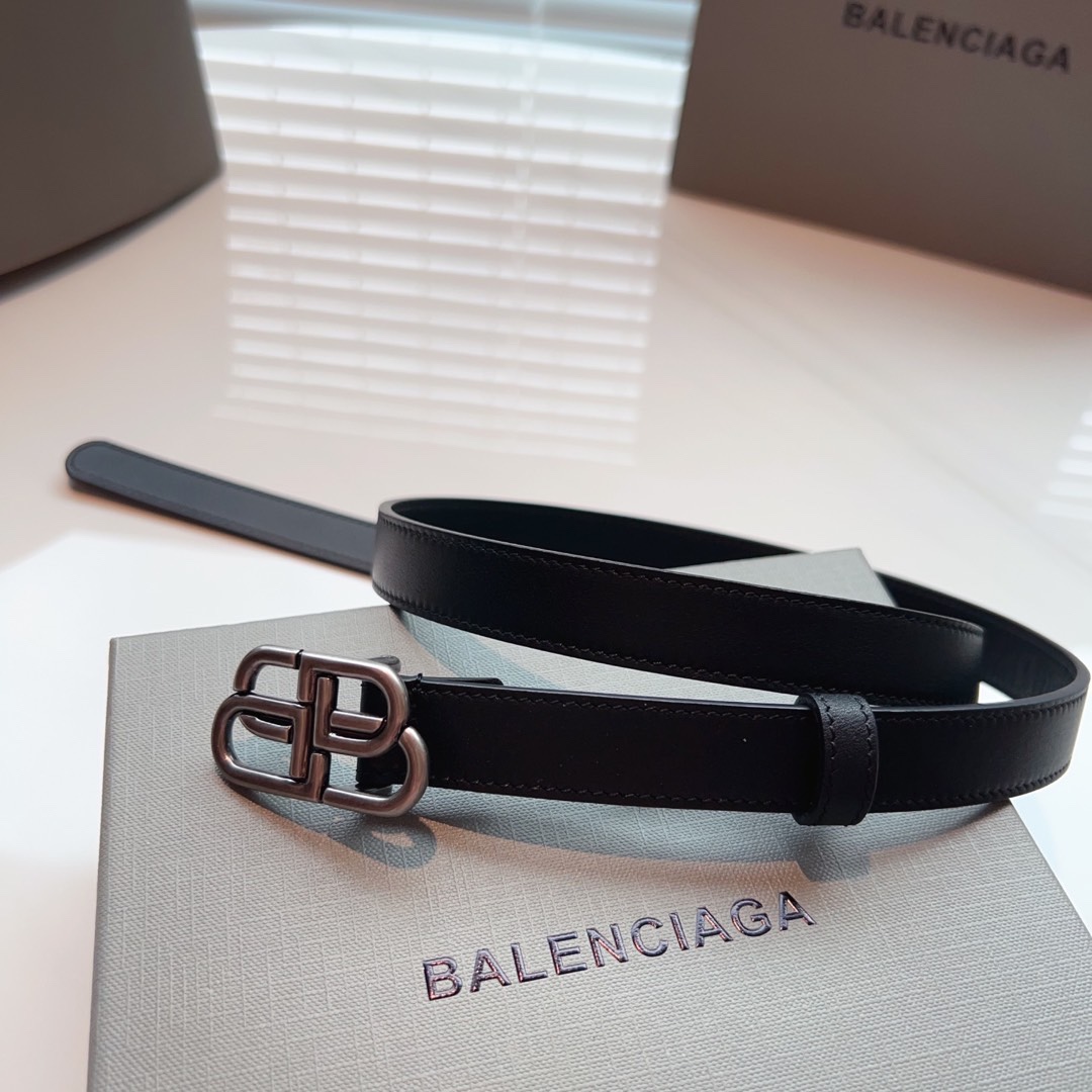 Balenciaga名款平纹腰带！！腰带头是纯铜表面是鎏金的工艺不会是闪烁的金光应该说是雅致的纯铜扣扣头