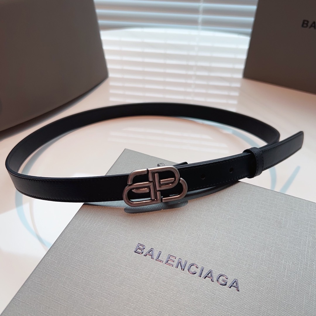 Balenciaga名款平纹腰带！！腰带头是纯铜表面是鎏金的工艺不会是闪烁的金光应该说是雅致的纯铜扣扣头