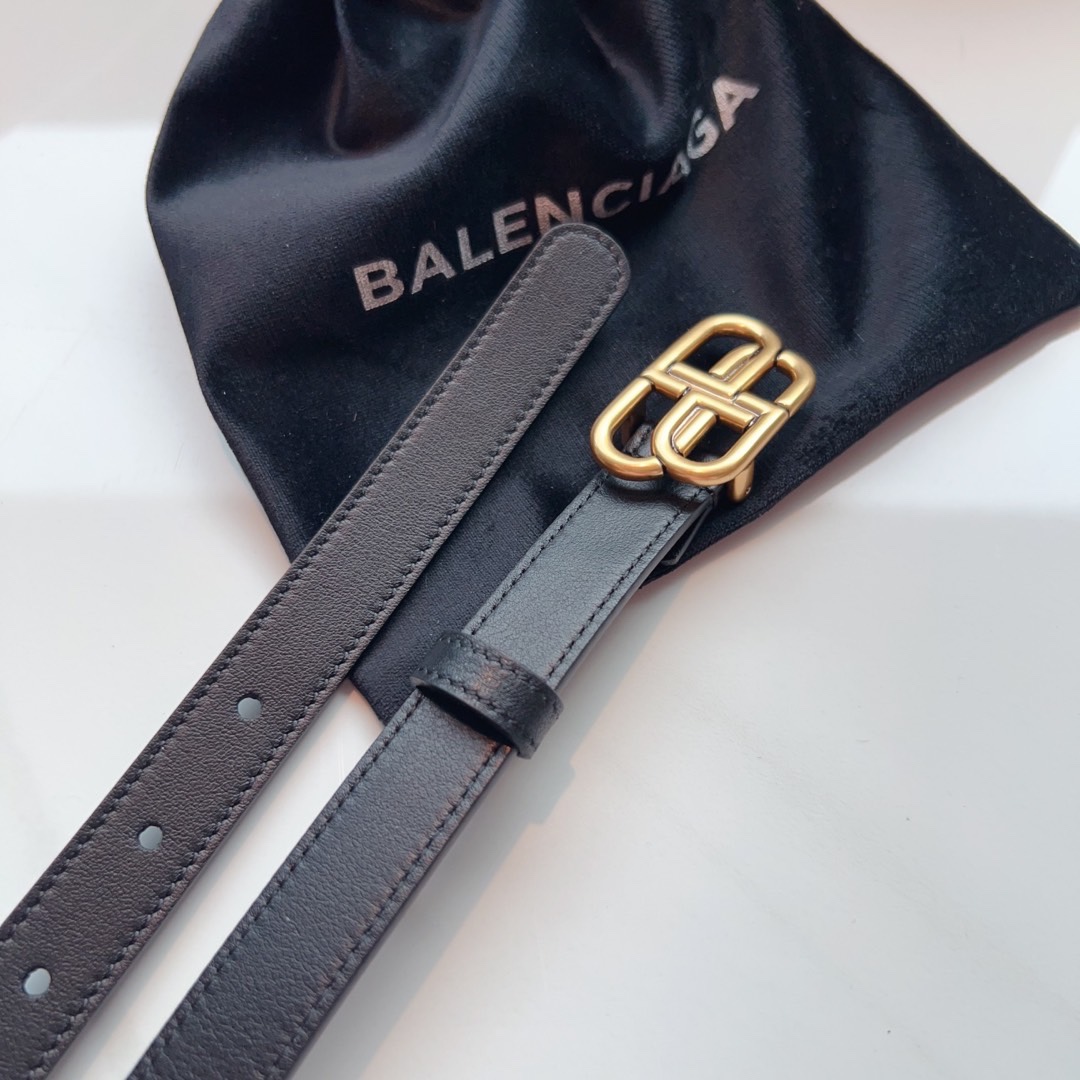 Balenciaga名款平纹腰带！！腰带头是纯铜表面是鎏金的工艺不会是闪烁的金光应该说是雅致的纯铜扣扣头