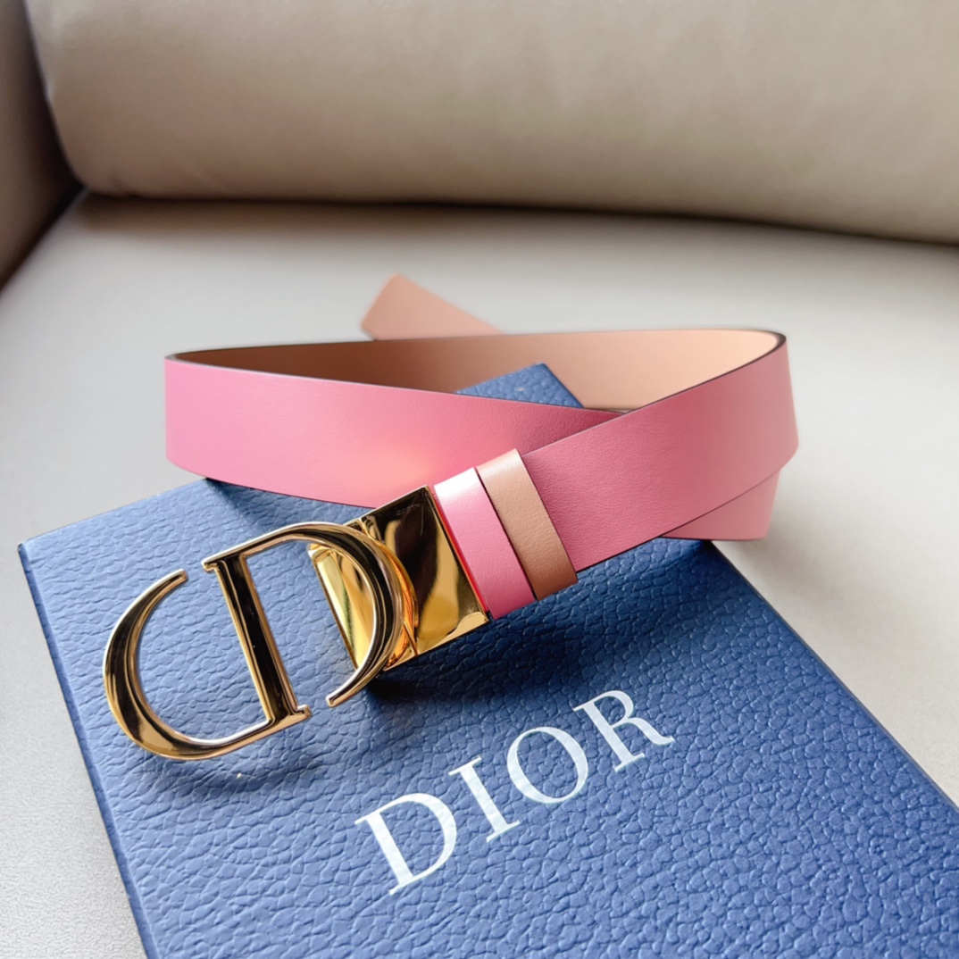 Montaigne*CD*腰带饰有*ChristianDior*标志富有光泽的金色饰面金属细节两个可拆卸