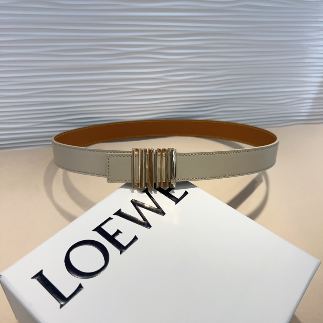 LOEWE专柜最新同款腰带选用光滑牛皮革窄款腰带配有Anagram挂扣卓越的工艺个性的造型精美的材质宽: