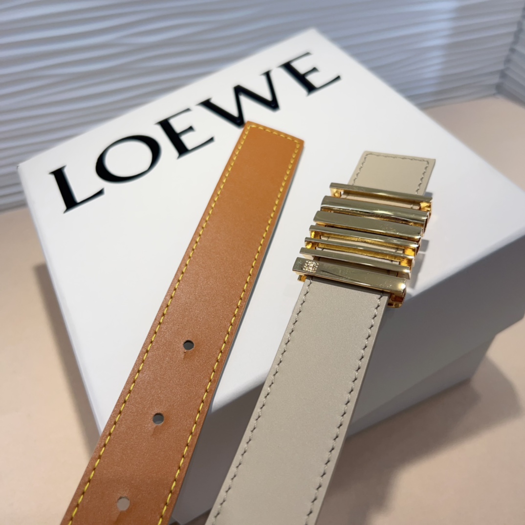 LOEWE专柜最新同款腰带选用光滑牛皮革窄款腰带配有Anagram挂扣卓越的工艺个性的造型精美的材质宽: