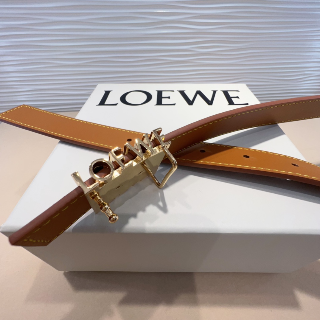 LOEWE专柜最新同款腰带选用光滑牛皮革窄款腰带配有Anagram挂扣卓越的工艺个性的造型精美的材质宽: