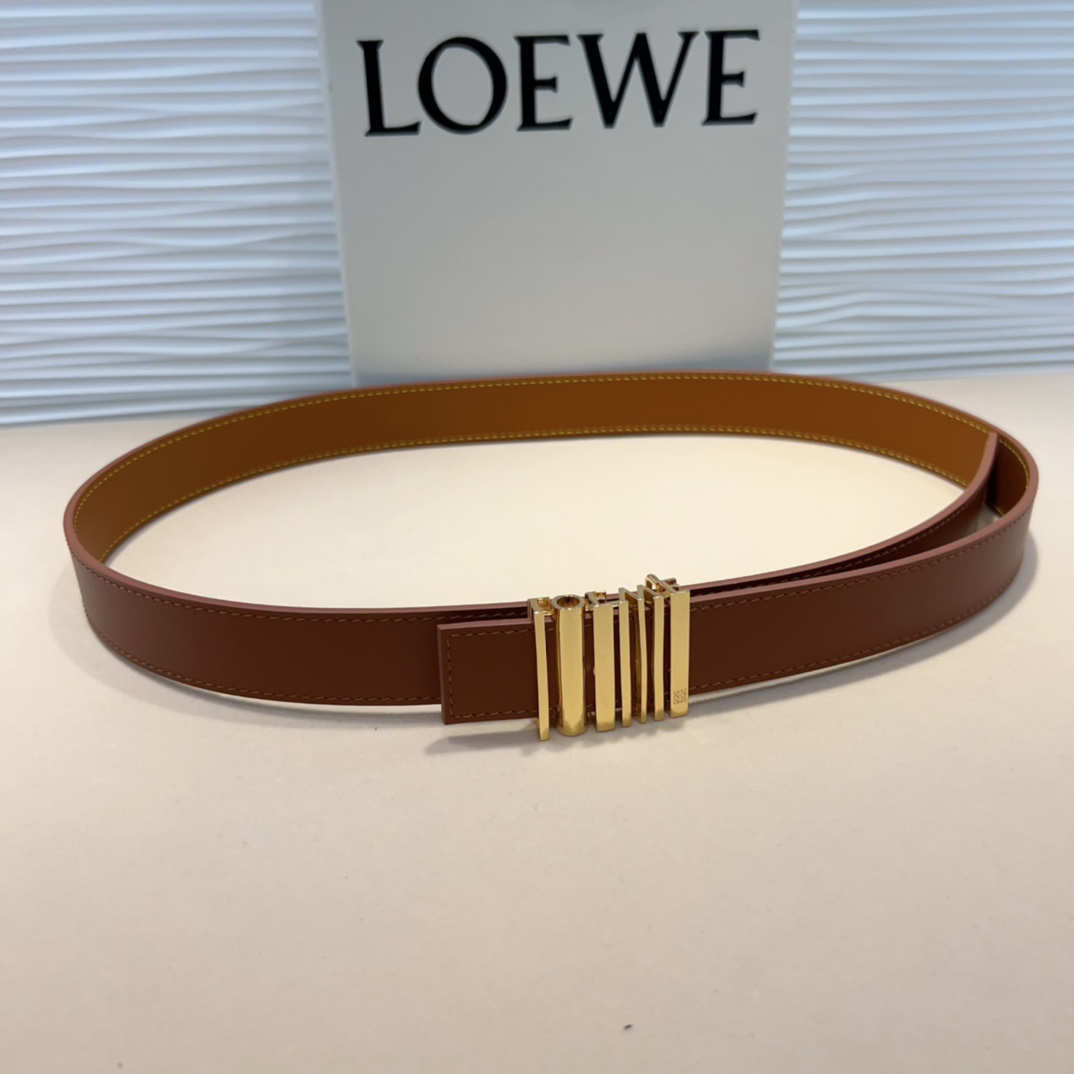 LOEWE专柜最新同款腰带选用光滑牛皮革窄款腰带配有Anagram挂扣卓越的工艺个性的造型精美的材质宽: