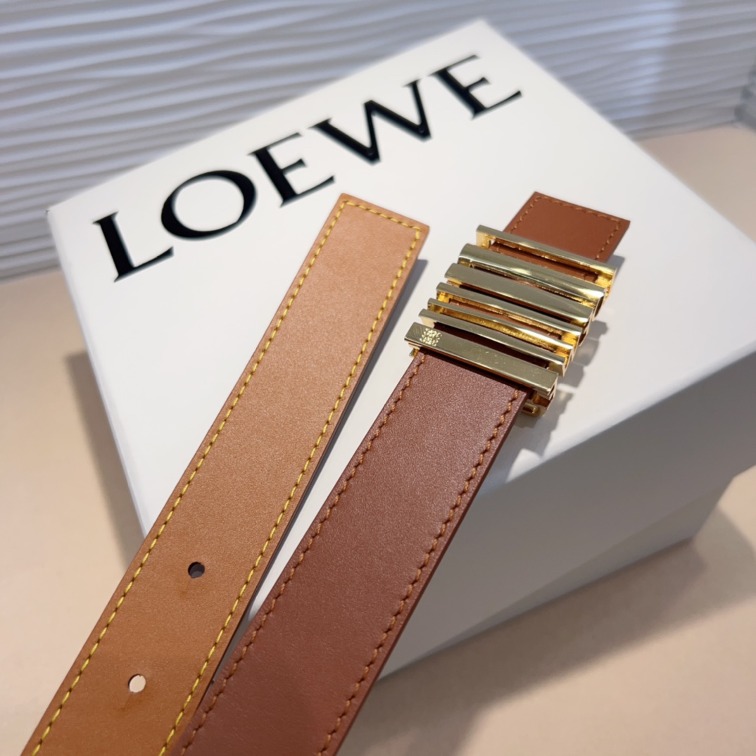 LOEWE专柜最新同款腰带选用光滑牛皮革窄款腰带配有Anagram挂扣卓越的工艺个性的造型精美的材质宽: