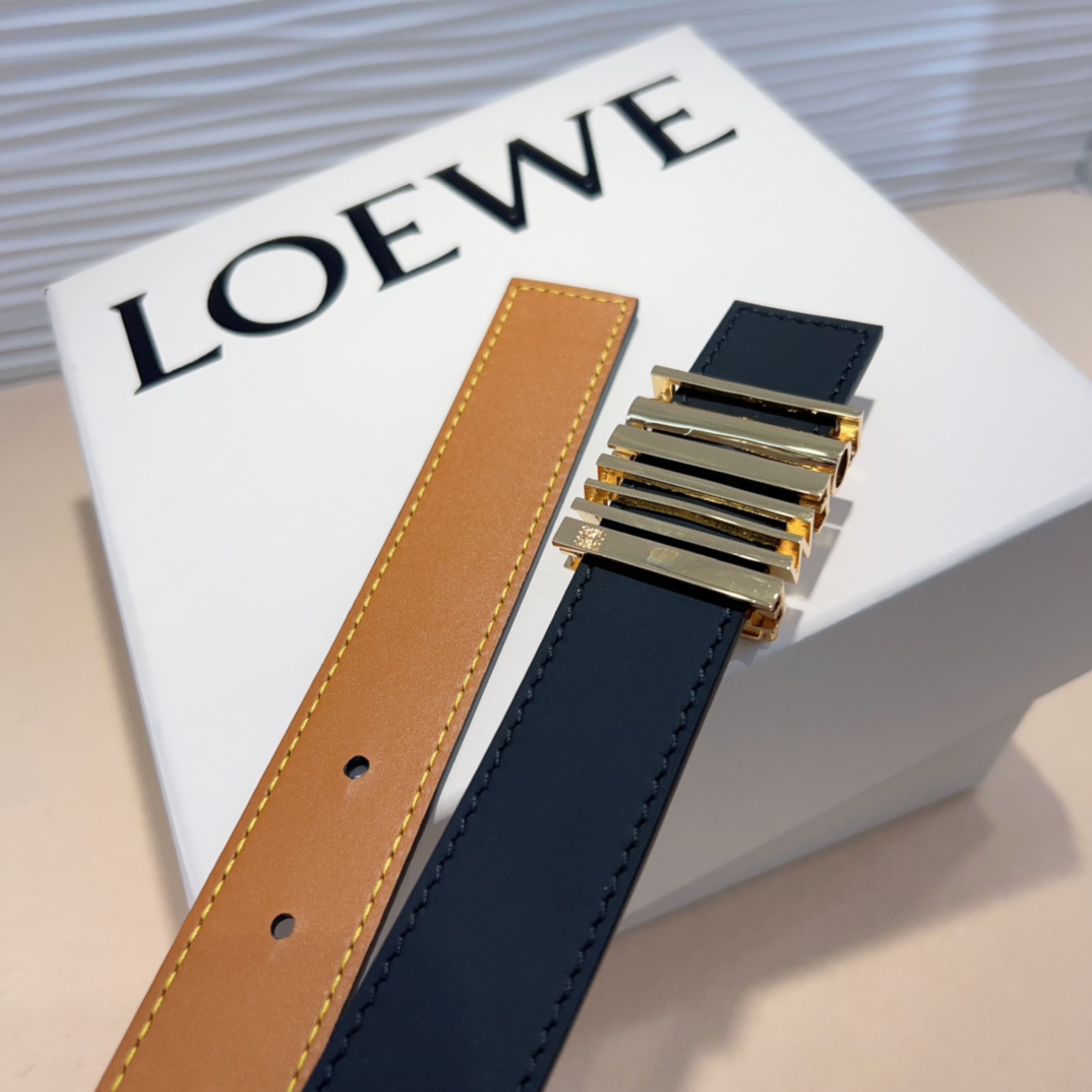 LOEWE专柜最新同款腰带选用光滑牛皮革窄款腰带配有Anagram挂扣卓越的工艺个性的造型精美的材质宽: