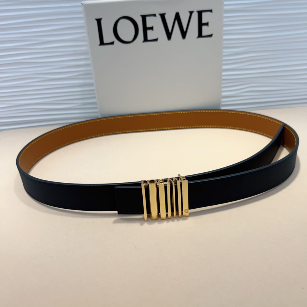 LOEWE专柜最新同款腰带选用光滑牛皮革窄款腰带配有Anagram挂扣卓越的工艺个性的造型精美的材质宽: