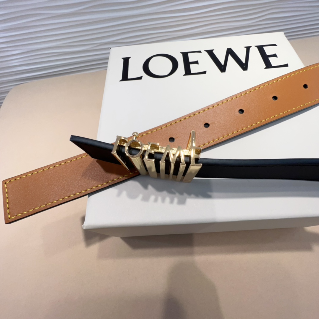 LOEWE专柜最新同款腰带选用光滑牛皮革窄款腰带配有Anagram挂扣卓越的工艺个性的造型精美的材质宽: