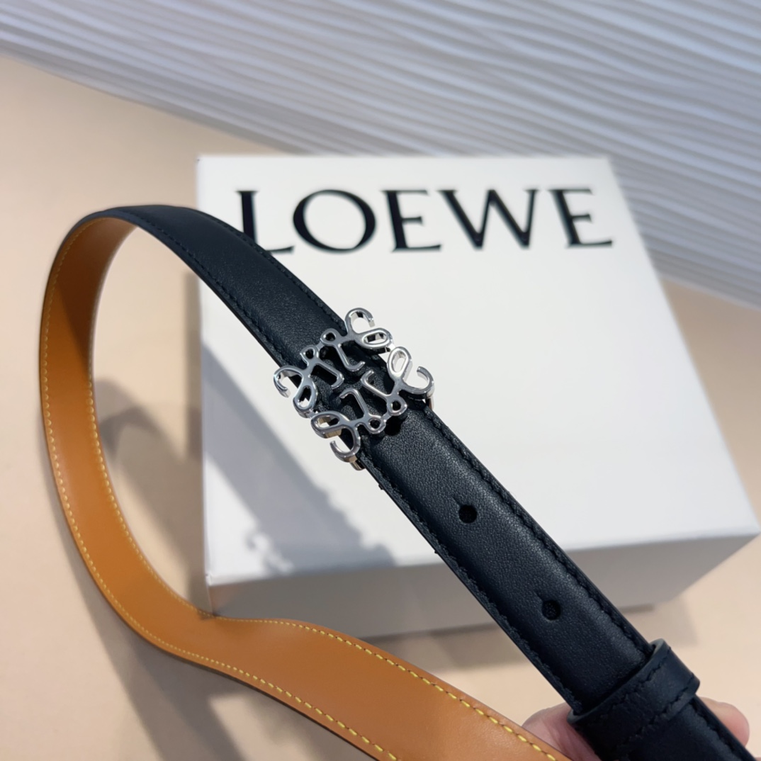 LOEWE专柜最新同款腰带选用光滑牛皮革窄款腰带配有Anagram卓越的工艺个性的造型精美的材质宽:2.