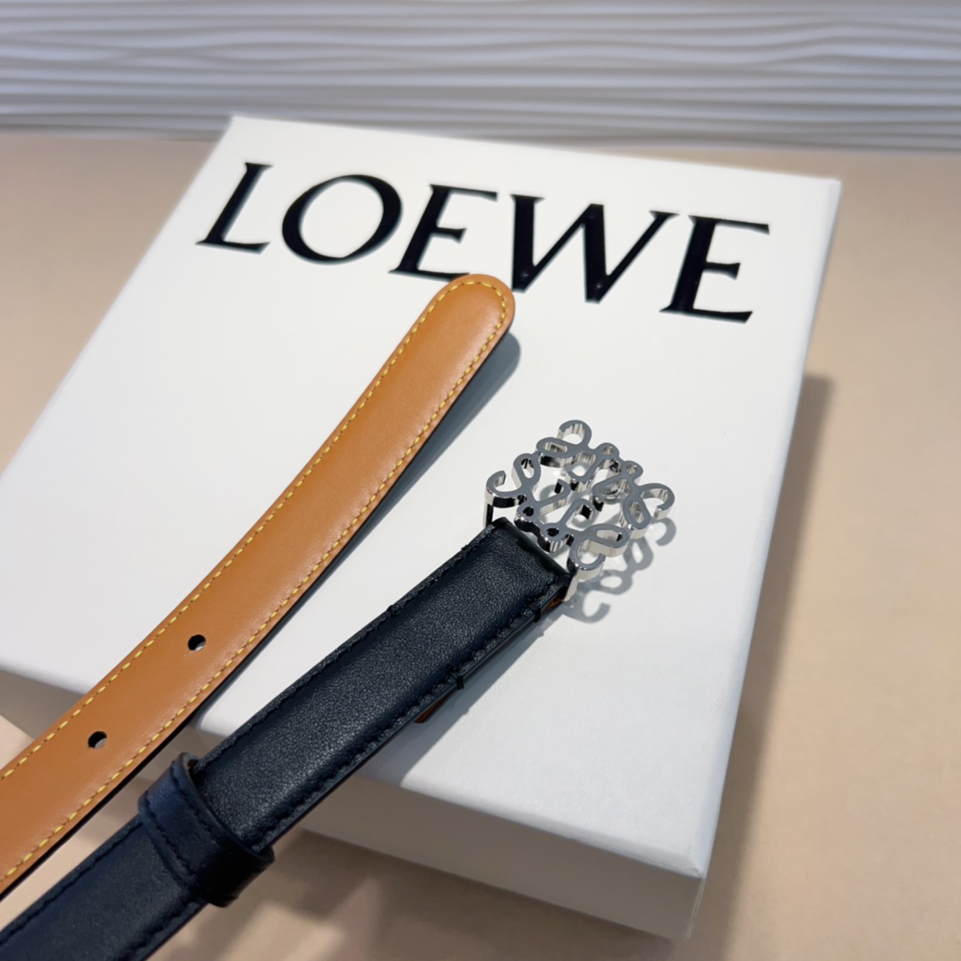 LOEWE专柜最新同款腰带选用光滑牛皮革窄款腰带配有Anagram卓越的工艺个性的造型精美的材质宽:2.