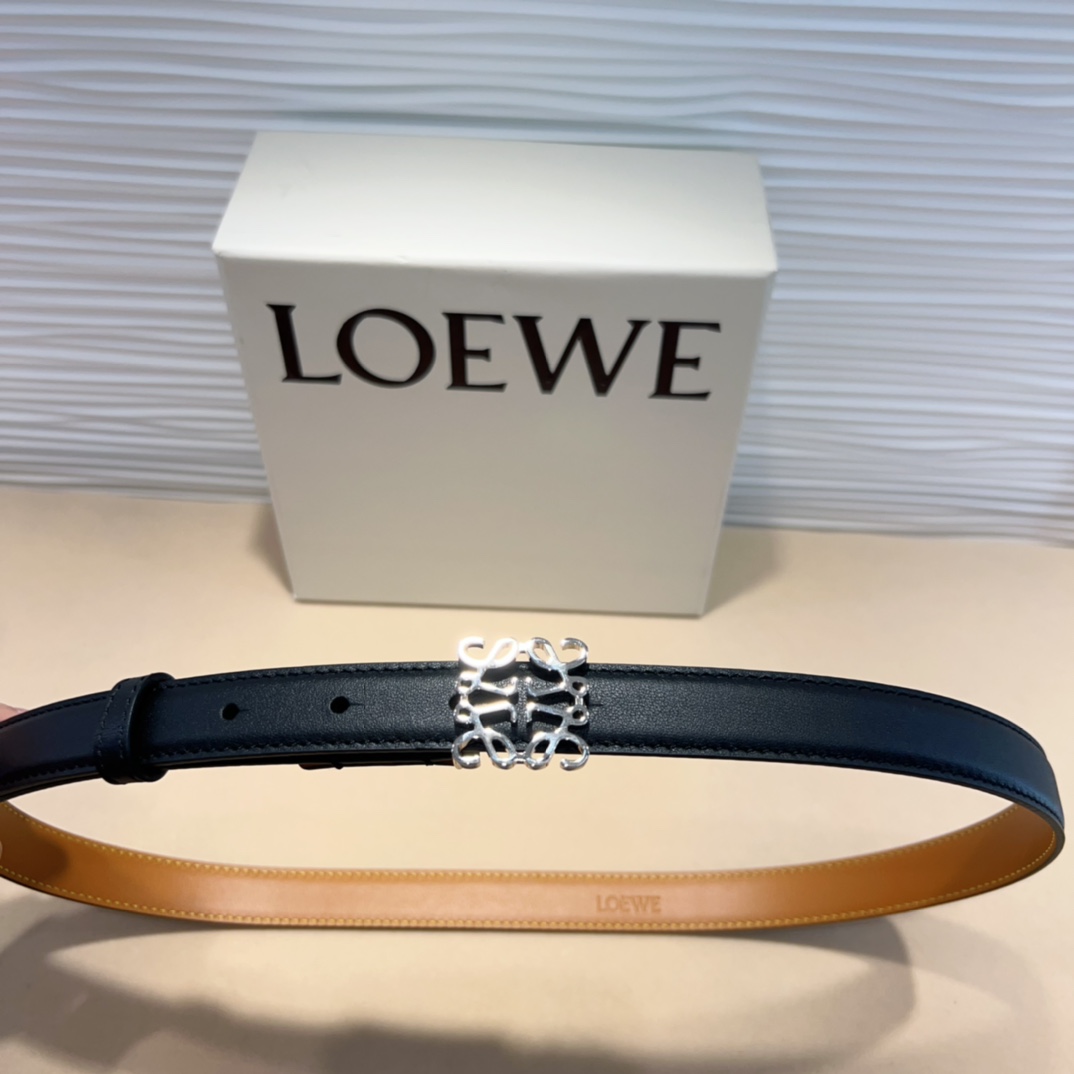 LOEWE专柜最新同款腰带选用光滑牛皮革窄款腰带配有Anagram卓越的工艺个性的造型精美的材质宽:2.