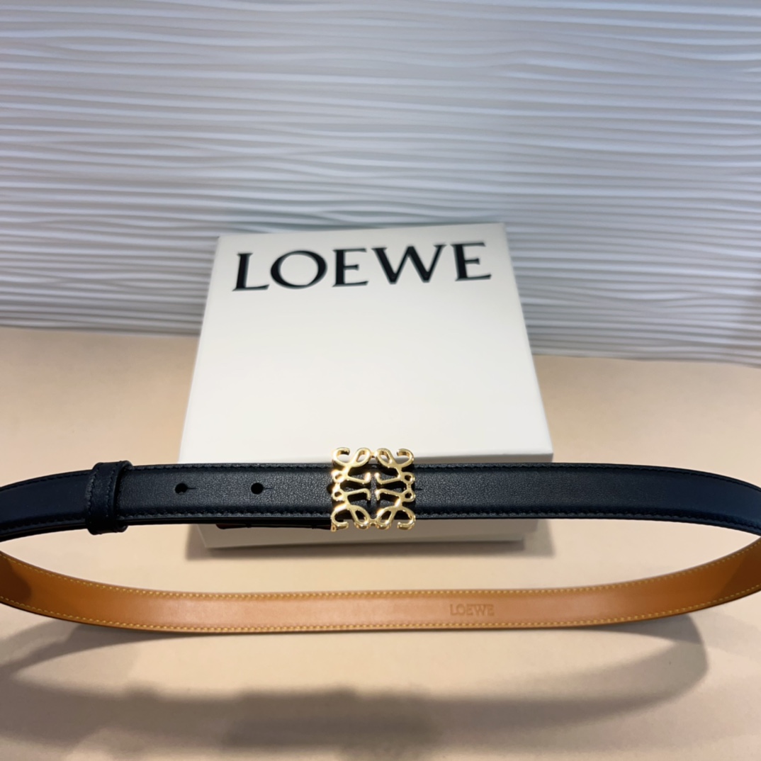 LOEWE专柜最新同款腰带选用光滑牛皮革窄款腰带配有Anagram卓越的工艺个性的造型精美的材质宽:2.