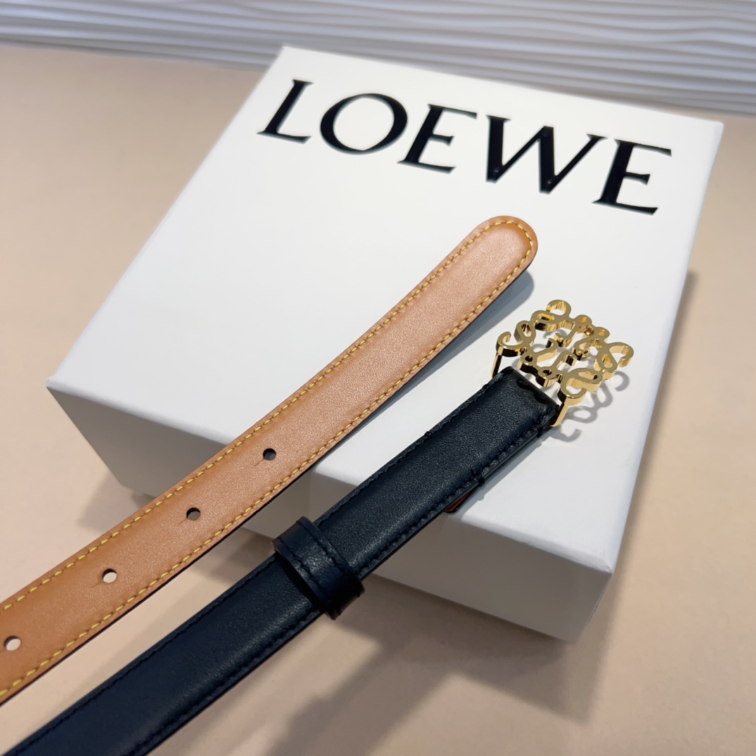 LOEWE专柜最新同款腰带选用光滑牛皮革窄款腰带配有Anagram卓越的工艺个性的造型精美的材质宽:2.