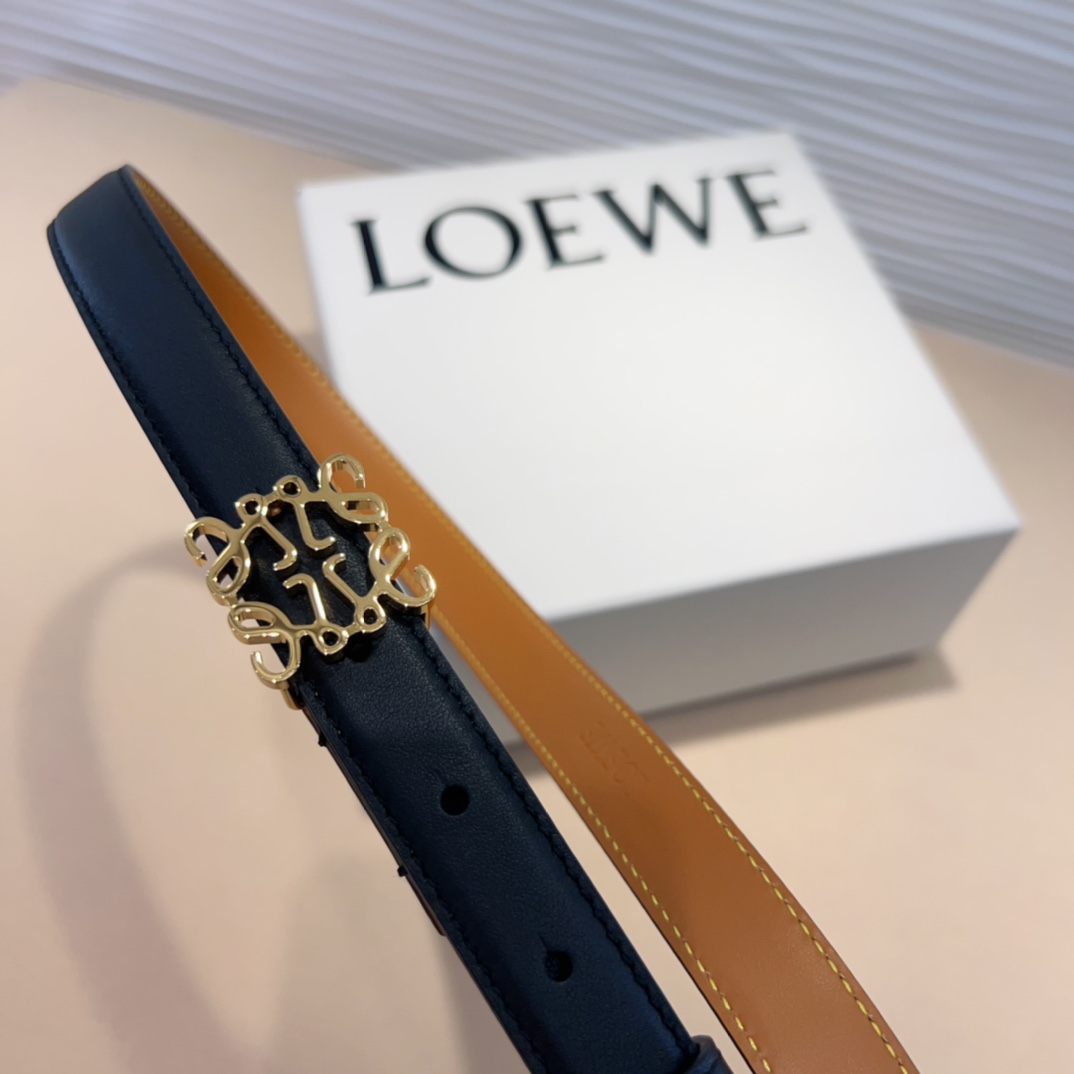 LOEWE专柜最新同款腰带选用光滑牛皮革窄款腰带配有Anagram卓越的工艺个性的造型精美的材质宽:2.