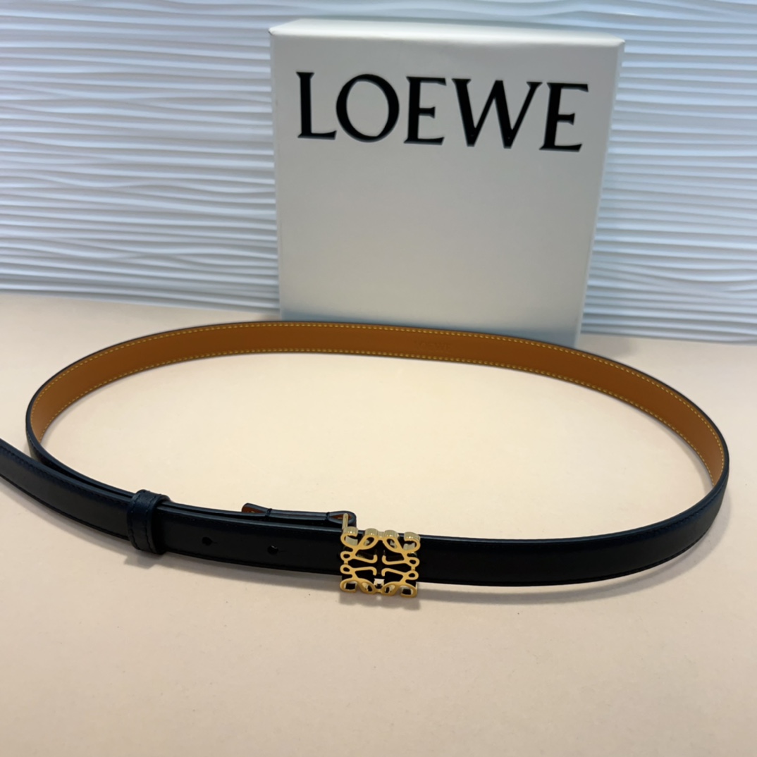 LOEWE专柜最新同款腰带选用光滑牛皮革窄款腰带配有Anagram卓越的工艺个性的造型精美的材质宽:2.