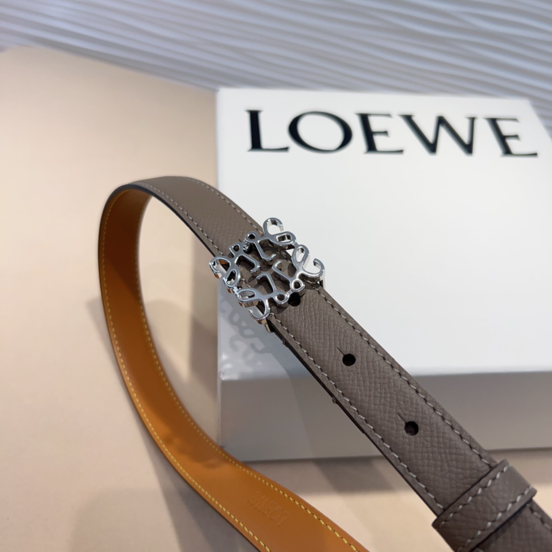 LOEWE专柜最新同款腰带选用光滑牛皮革窄款腰带配有Anagram卓越的工艺个性的造型精美的材质宽:2.