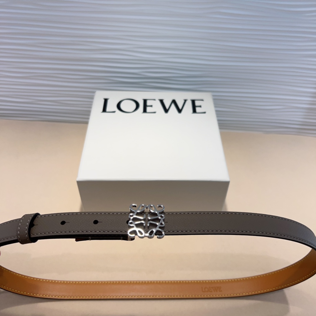 LOEWE专柜最新同款腰带选用光滑牛皮革窄款腰带配有Anagram卓越的工艺个性的造型精美的材质宽:2.