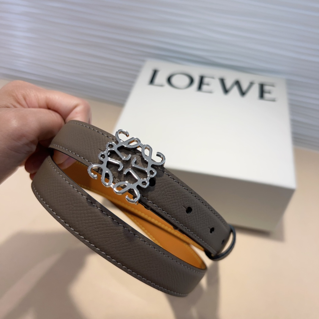 LOEWE专柜最新同款腰带选用光滑牛皮革窄款腰带配有Anagram卓越的工艺个性的造型精美的材质宽:2.