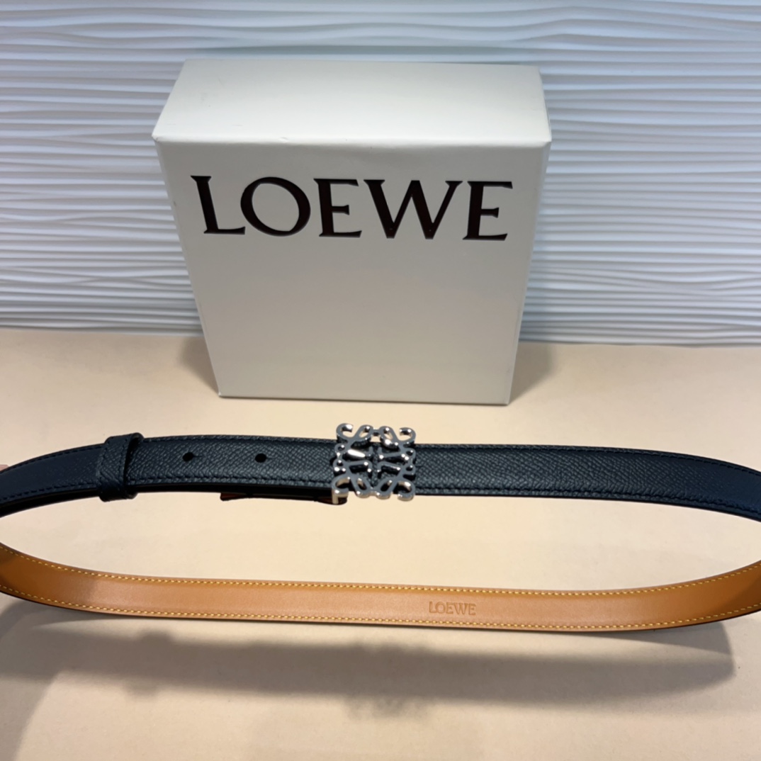 LOEWE专柜最新同款腰带选用光滑牛皮革窄款腰带配有Anagram卓越的工艺个性的造型精美的材质宽:2.