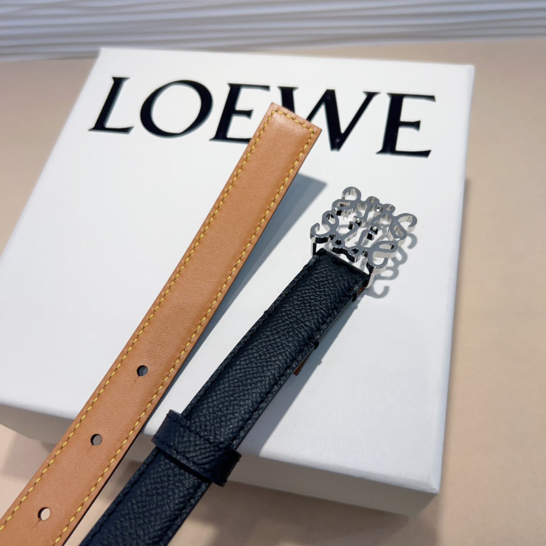 LOEWE专柜最新同款腰带选用光滑牛皮革窄款腰带配有Anagram卓越的工艺个性的造型精美的材质宽:2.