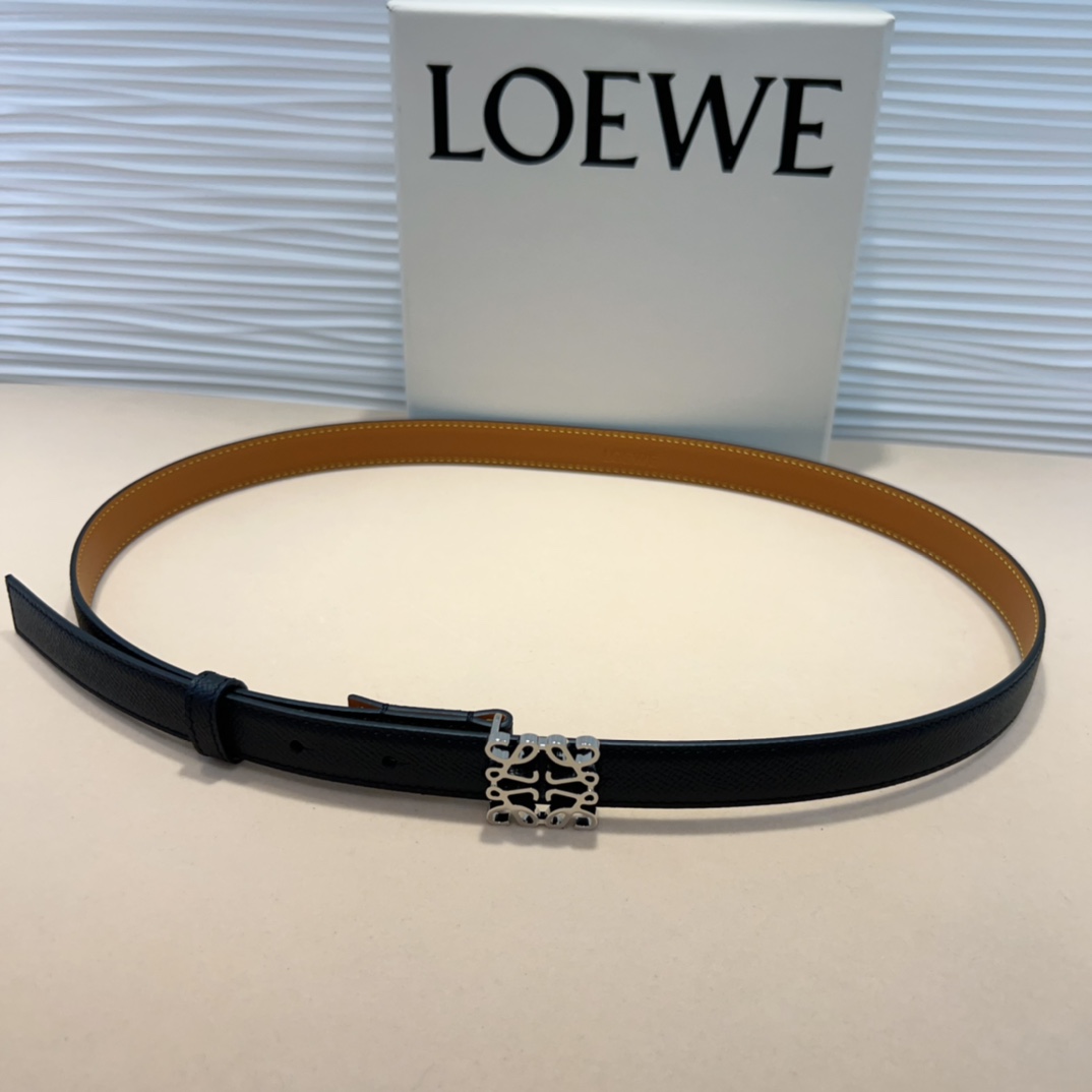 LOEWE专柜最新同款腰带选用光滑牛皮革窄款腰带配有Anagram卓越的工艺个性的造型精美的材质宽:2.