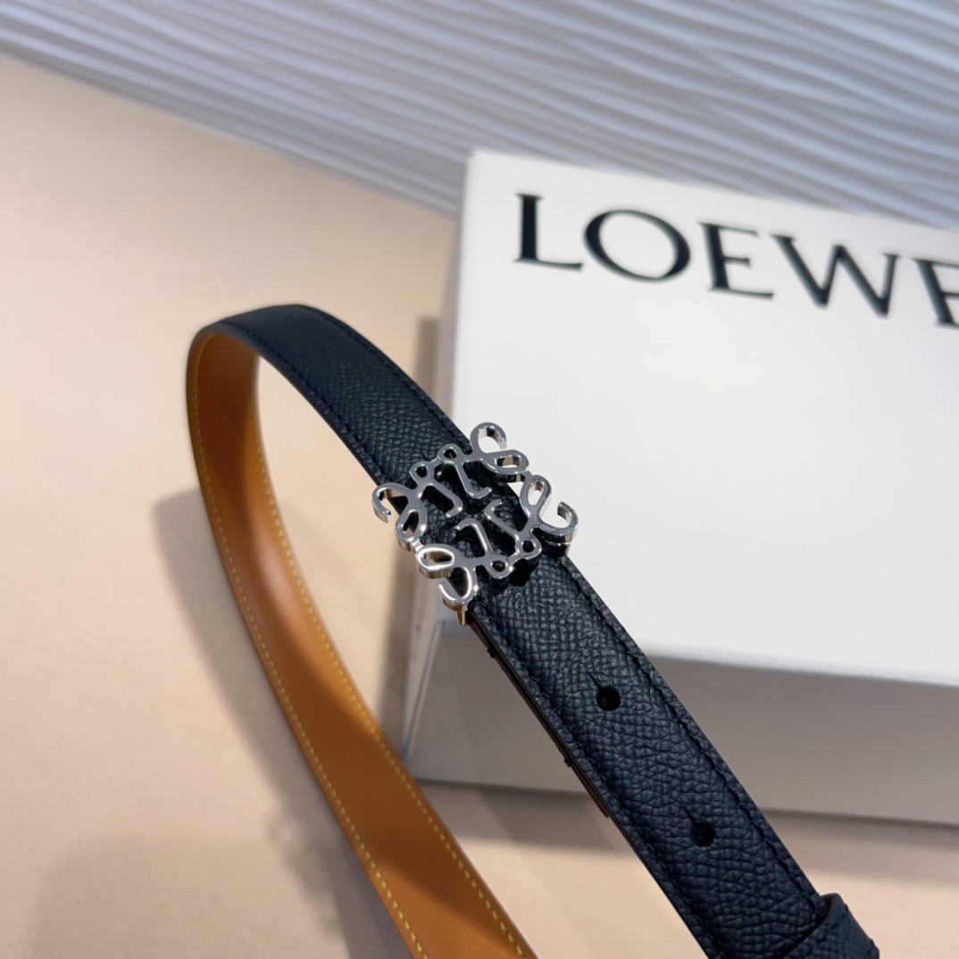 LOEWE专柜最新同款腰带选用光滑牛皮革窄款腰带配有Anagram卓越的工艺个性的造型精美的材质宽:2.