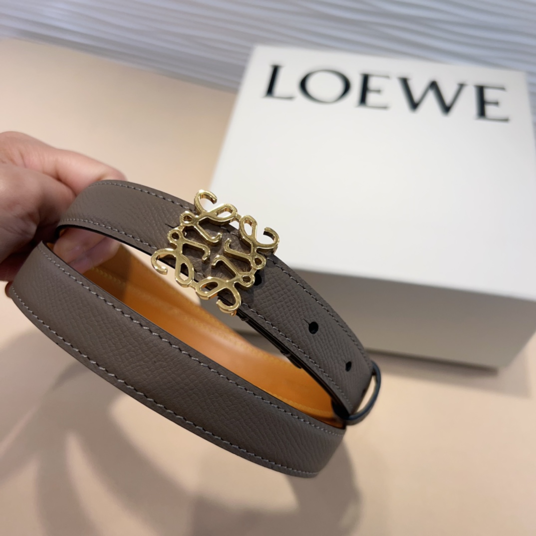 LOEWE专柜最新同款腰带选用光滑牛皮革窄款腰带配有Anagram卓越的工艺个性的造型精美的材质宽:2.