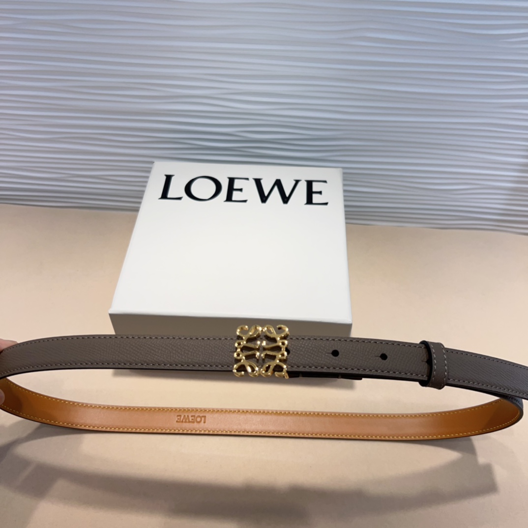 LOEWE专柜最新同款腰带选用光滑牛皮革窄款腰带配有Anagram卓越的工艺个性的造型精美的材质宽:2.