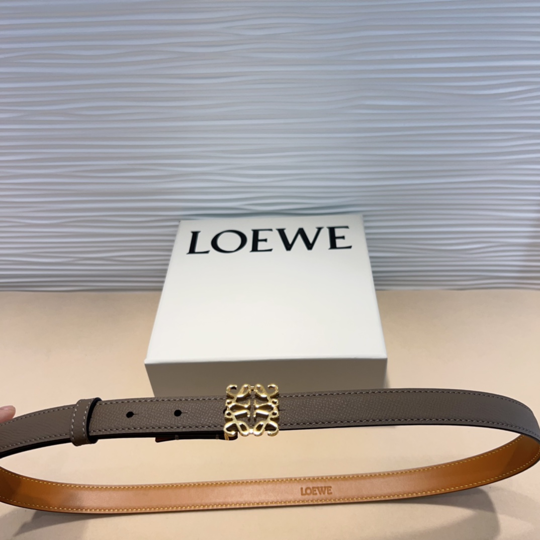 LOEWE专柜最新同款腰带选用光滑牛皮革窄款腰带配有Anagram卓越的工艺个性的造型精美的材质宽:2.