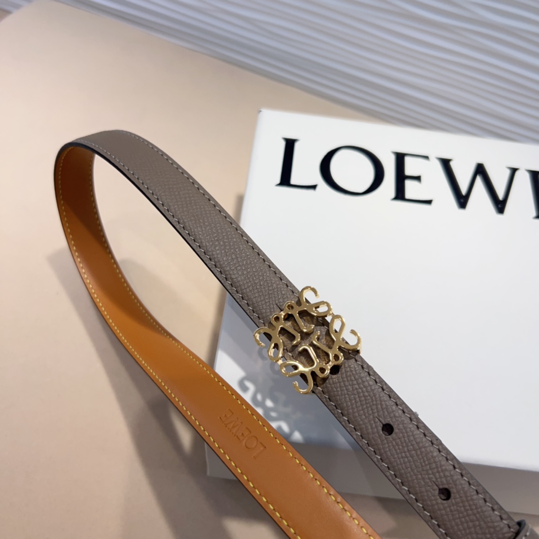 LOEWE专柜最新同款腰带选用光滑牛皮革窄款腰带配有Anagram卓越的工艺个性的造型精美的材质宽:2.