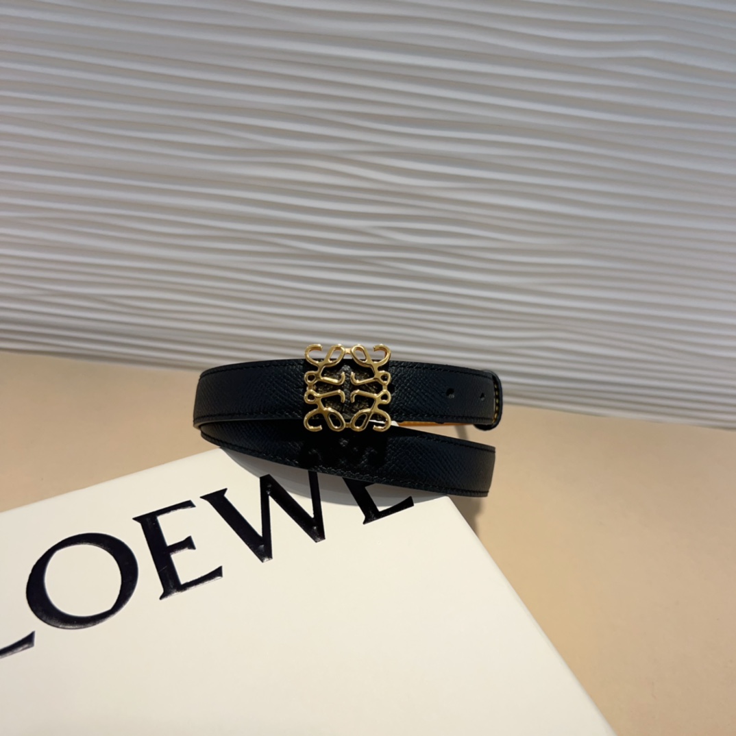 LOEWE专柜最新同款腰带选用光滑牛皮革窄款腰带配有Anagram卓越的工艺个性的造型精美的材质宽:2.