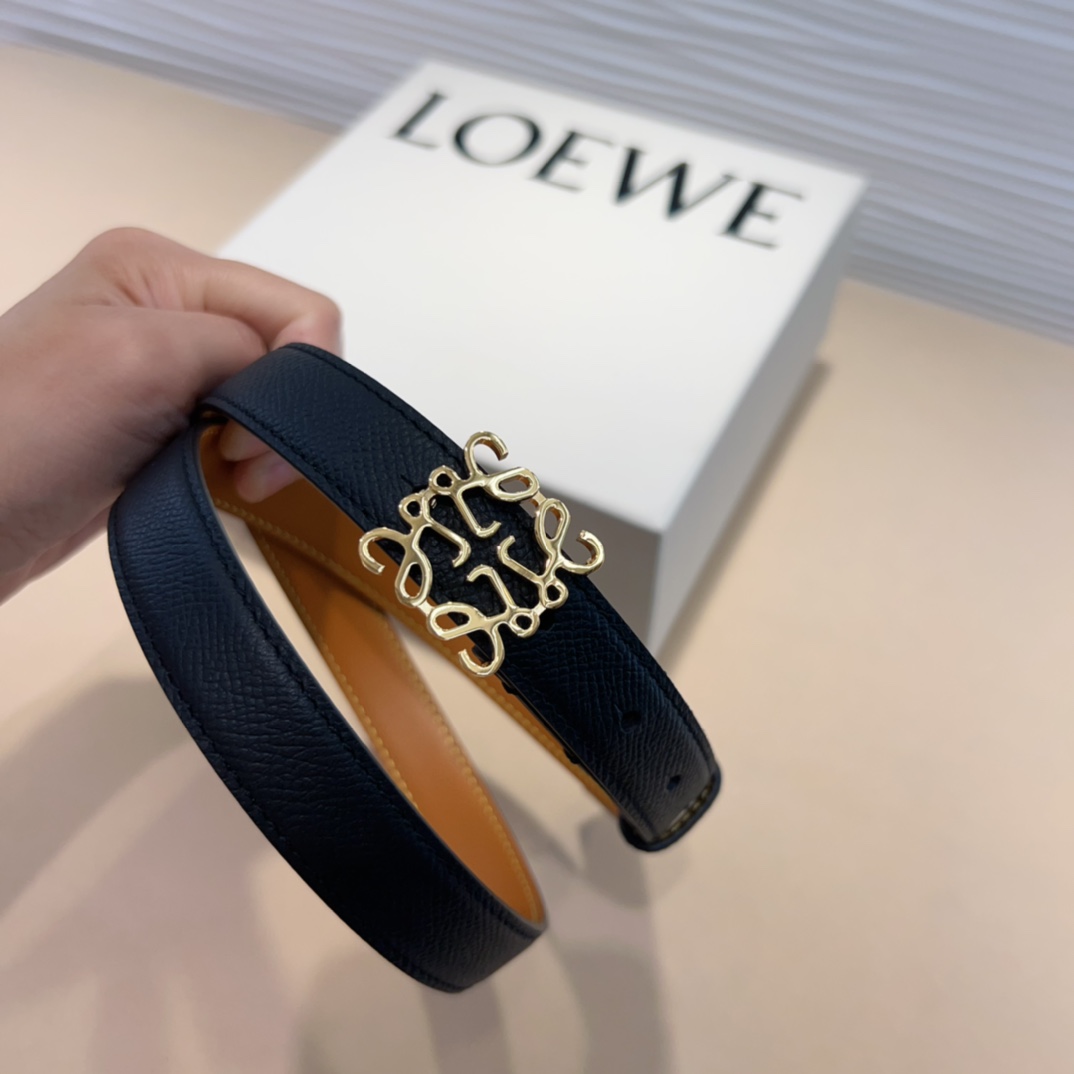 LOEWE专柜最新同款腰带选用光滑牛皮革窄款腰带配有Anagram卓越的工艺个性的造型精美的材质宽:2.