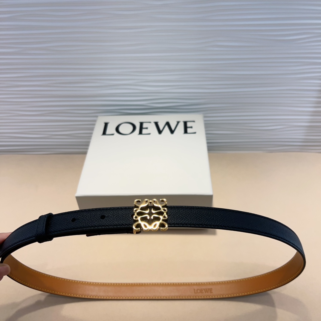 LOEWE专柜最新同款腰带选用光滑牛皮革窄款腰带配有Anagram卓越的工艺个性的造型精美的材质宽:2.