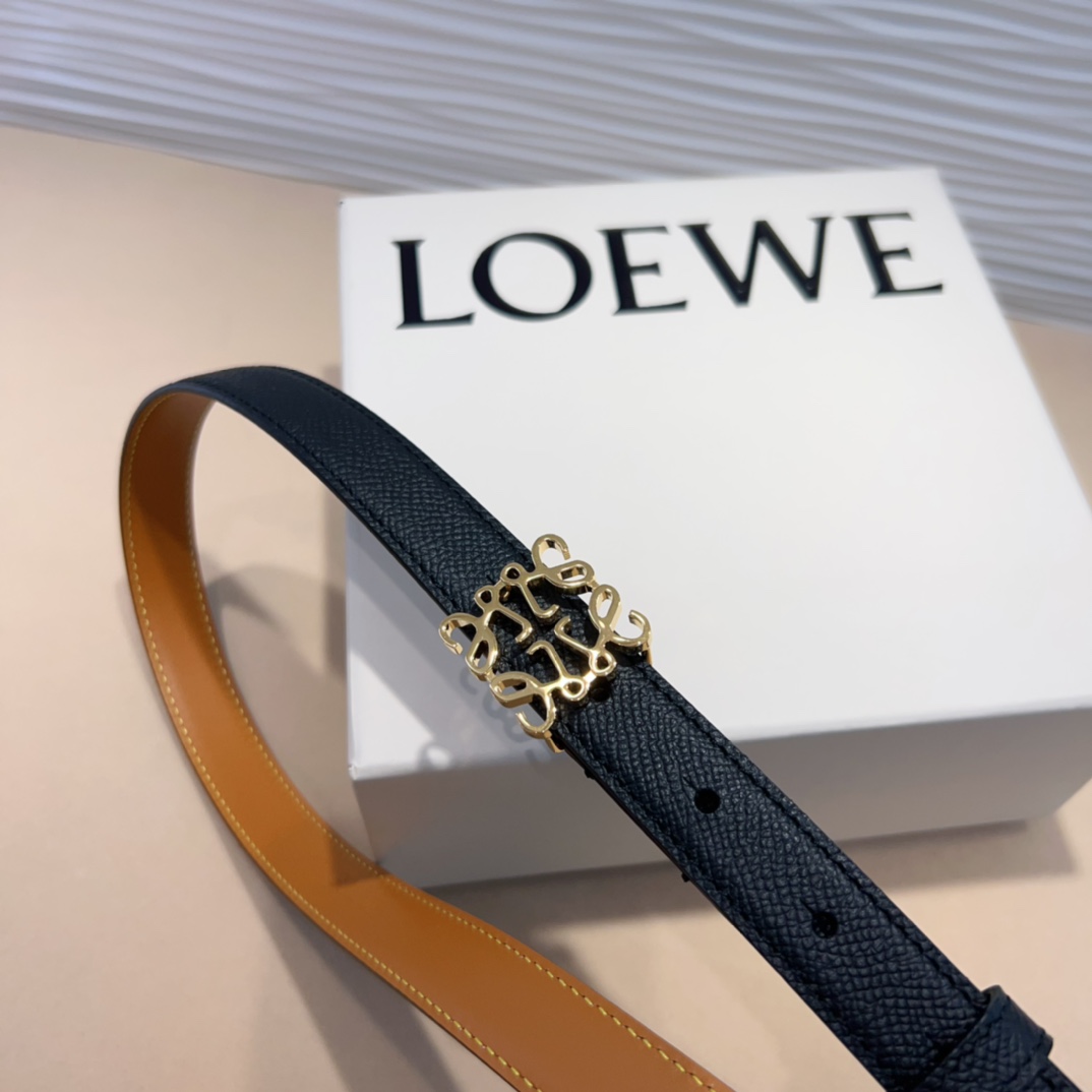 LOEWE专柜最新同款腰带选用光滑牛皮革窄款腰带配有Anagram卓越的工艺个性的造型精美的材质宽:2.