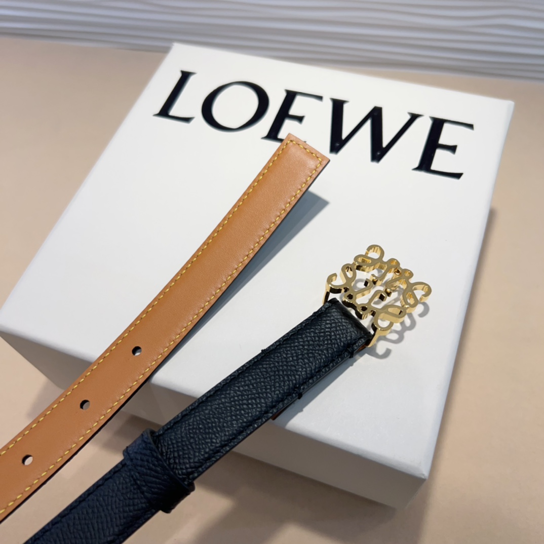 LOEWE专柜最新同款腰带选用光滑牛皮革窄款腰带配有Anagram卓越的工艺个性的造型精美的材质宽:2.