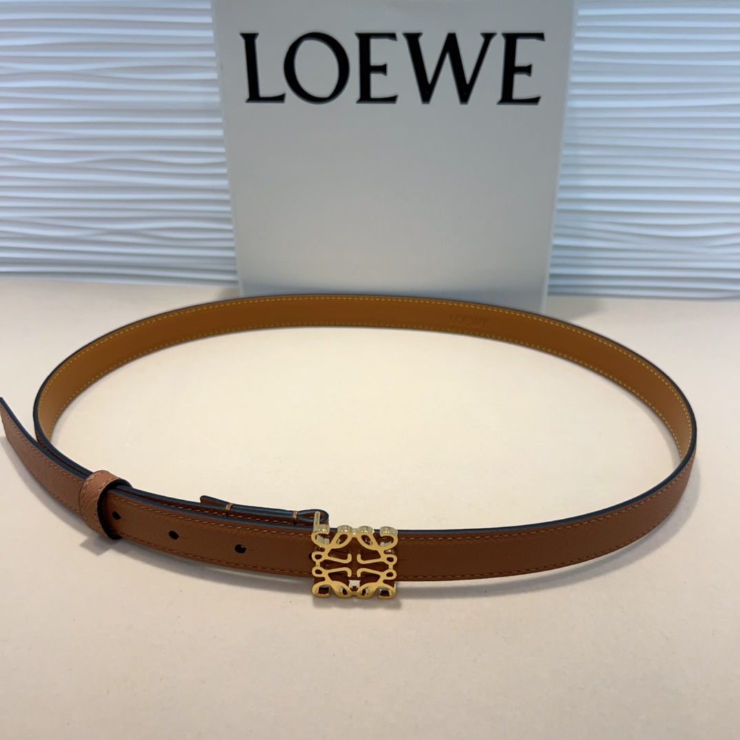 LOEWE专柜最新同款腰带选用光滑牛皮革窄款腰带配有Anagram卓越的工艺个性的造型精美的材质宽:2.