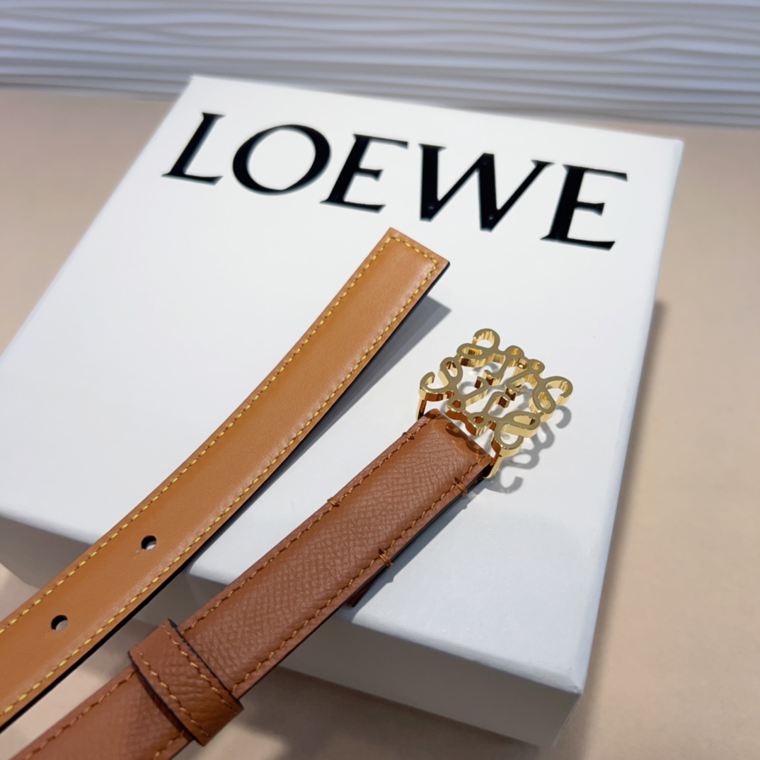 LOEWE专柜最新同款腰带选用光滑牛皮革窄款腰带配有Anagram卓越的工艺个性的造型精美的材质宽:2.