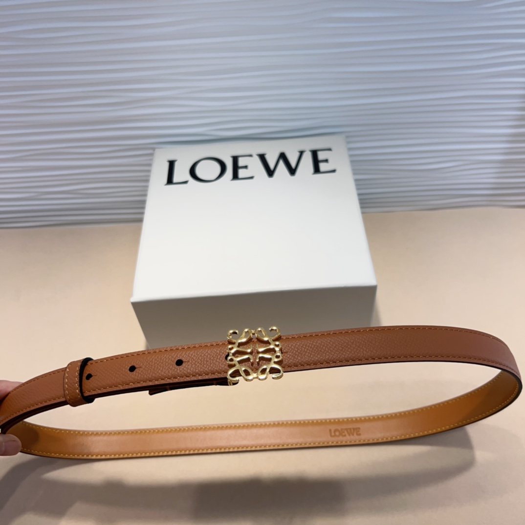 LOEWE专柜最新同款腰带选用光滑牛皮革窄款腰带配有Anagram卓越的工艺个性的造型精美的材质宽:2.