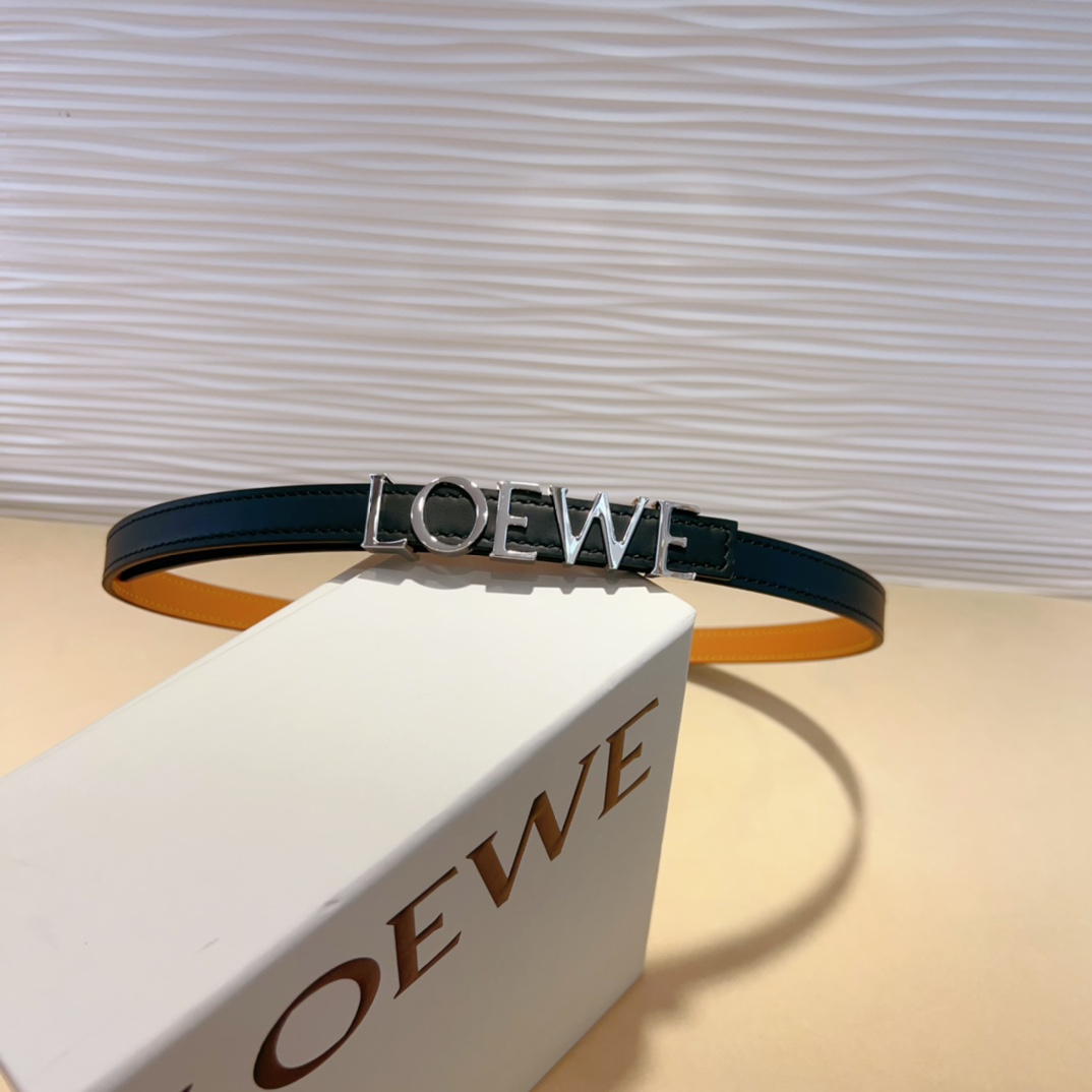 罗意威新款光滑牛皮革腰带饰以金属LOEWE标志宽1.5cm五孔调节