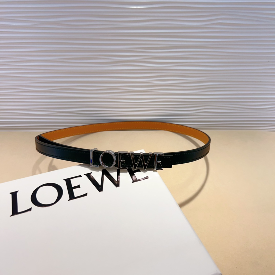 罗意威新款光滑牛皮革腰带饰以金属LOEWE标志宽1.5cm五孔调节