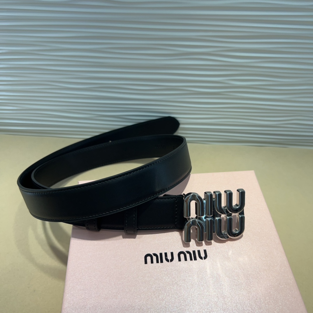 缪缪miumiu宽度3cm这款皮革腰带是提升别致造型品味的理想之选醒目的标志性徽标装点搭扣营造精致撞色与