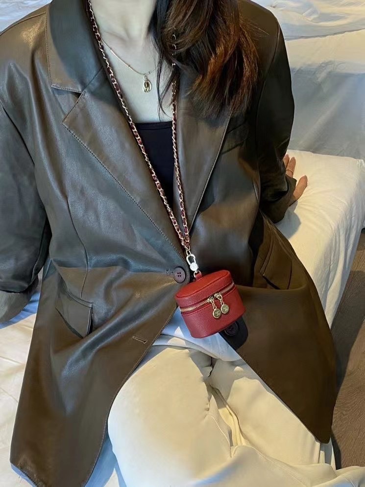 CHANEL蓝牙耳机专柜同款牛皮它没有巴掌大可以装耳机也可以当挂脖项链️当小包挂也可以哦超级独特做工精致