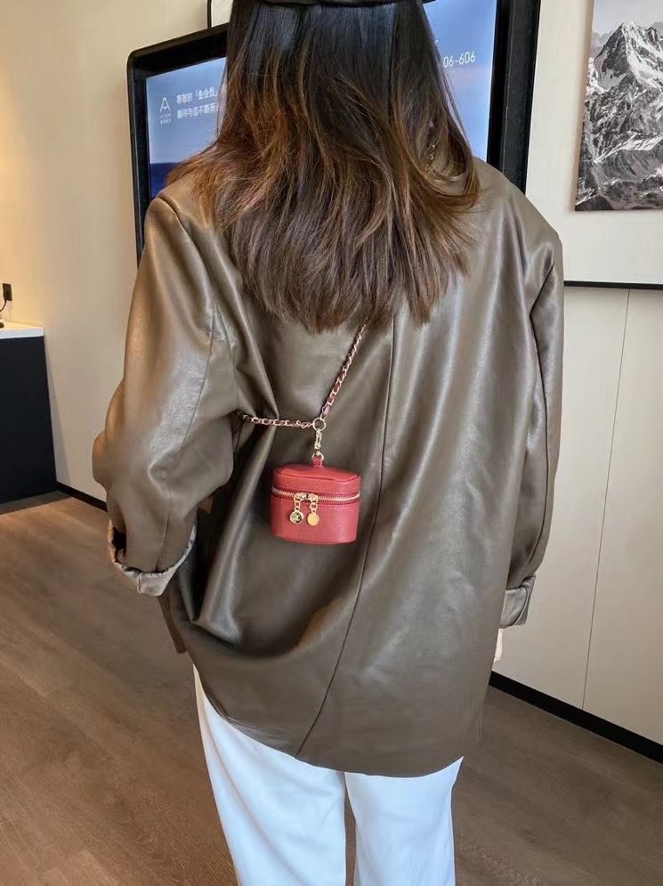 CHANEL蓝牙耳机专柜同款牛皮它没有巴掌大可以装耳机也可以当挂脖项链️当小包挂也可以哦超级独特做工精致