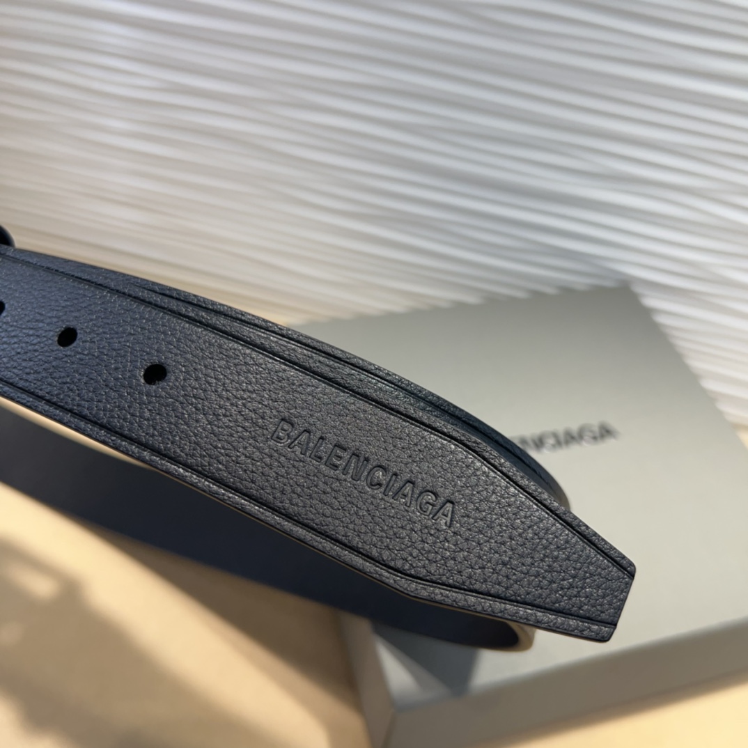  Balenciaga宽度3.5cm 是法国的奢侈品牌，作为时尚界最具影响力品牌之一的地位。设计师源于：