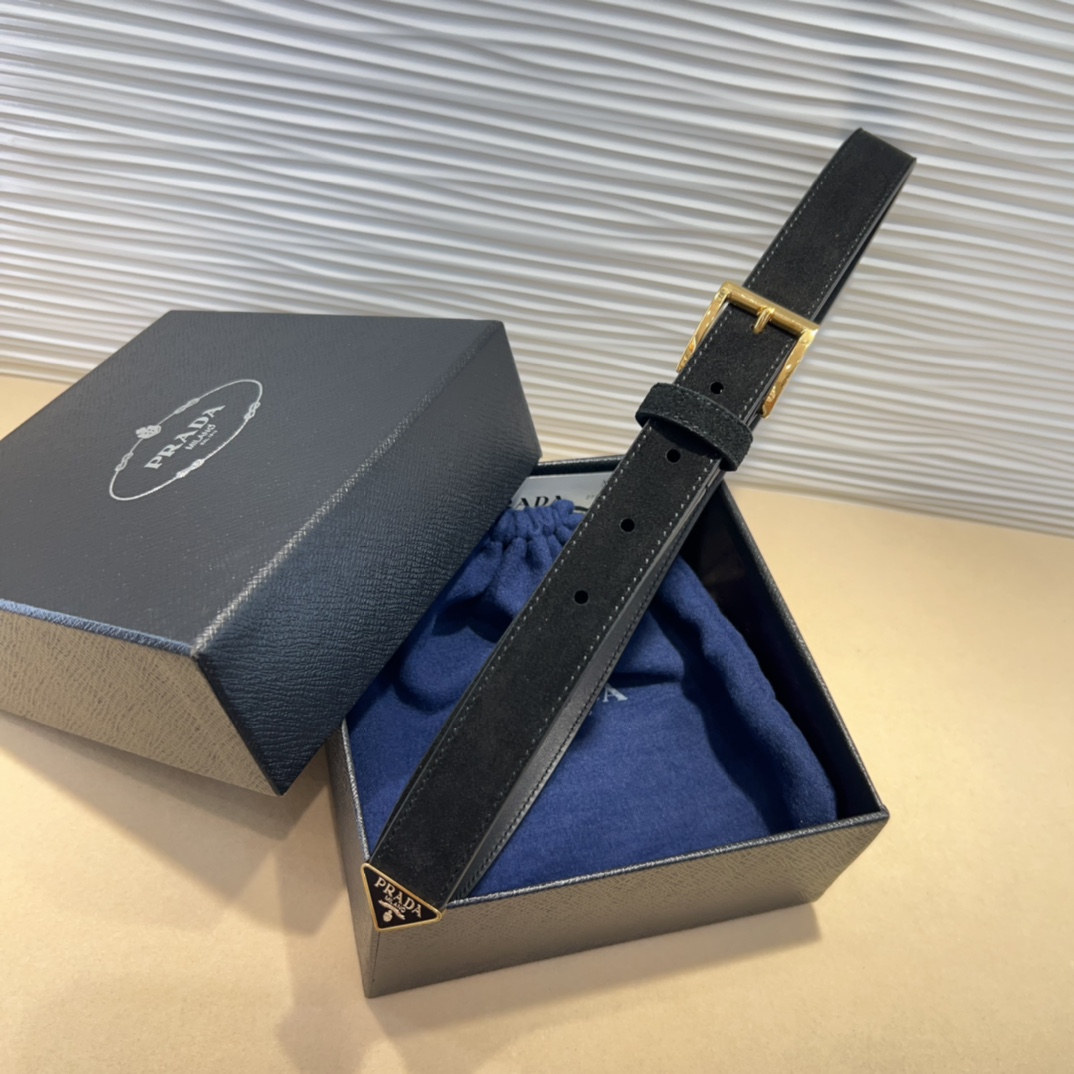  专柜最新款 🎉🎉🎉  这款腰带设计简约而不失精美   金属搭扣呈现标志性的三角形徽标轮廓 彰显品牌格调