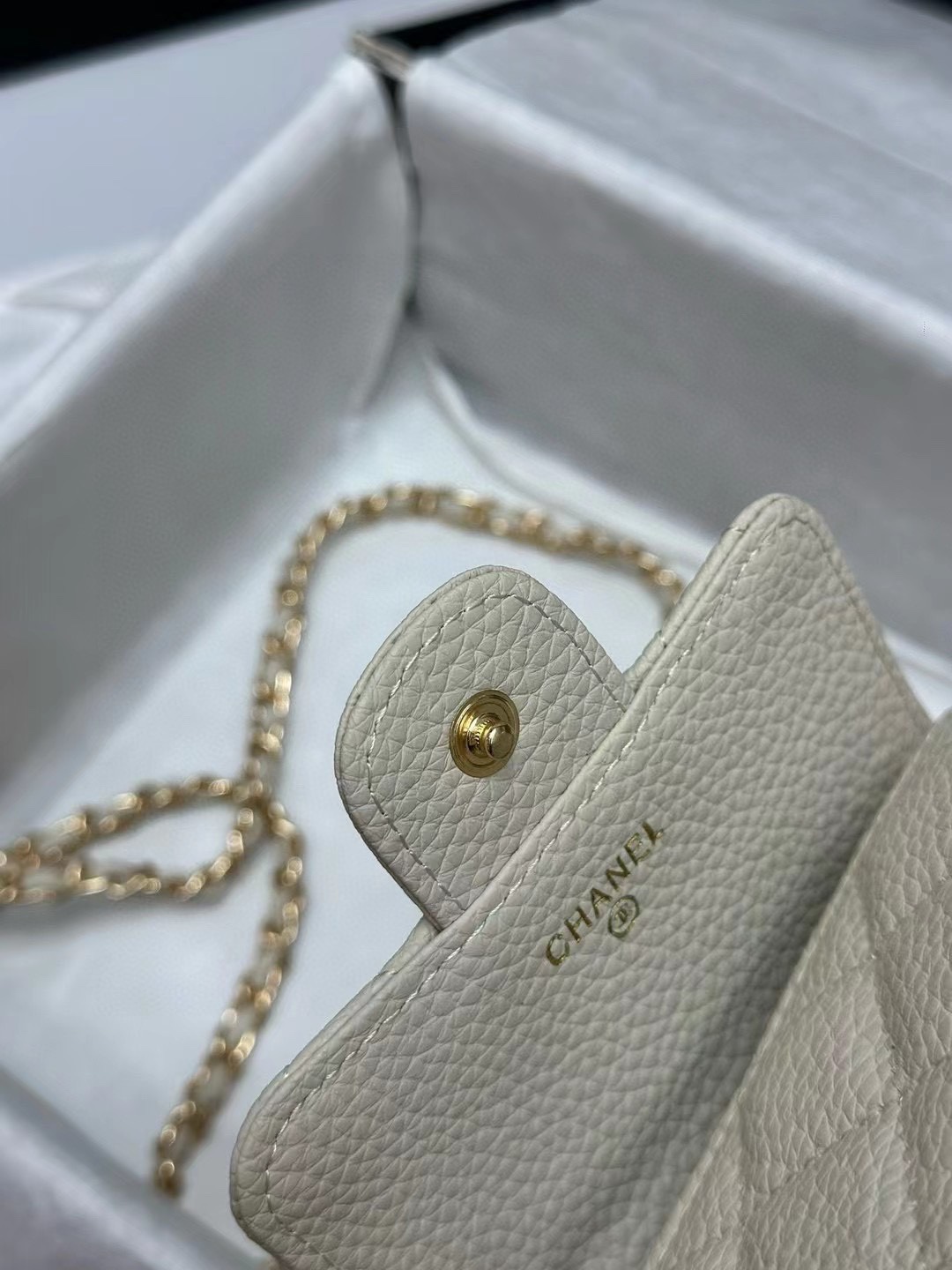  C hane手机包 现货❗️
经典菱格纹设计与皮穿金属的链条搭配
超级显精致~斜挎单背都超飒
随性简单