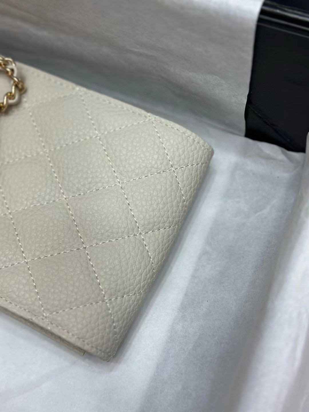  C hane手机包 现货❗️
经典菱格纹设计与皮穿金属的链条搭配
超级显精致~斜挎单背都超飒
随性简单